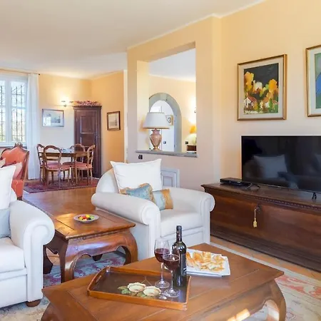 Uvaspina 8, Emma Villa