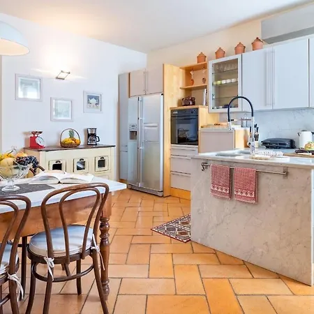 Villa Uvaspina 8, Emma