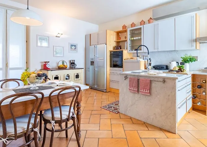 Villa Uvaspina 8, Emma