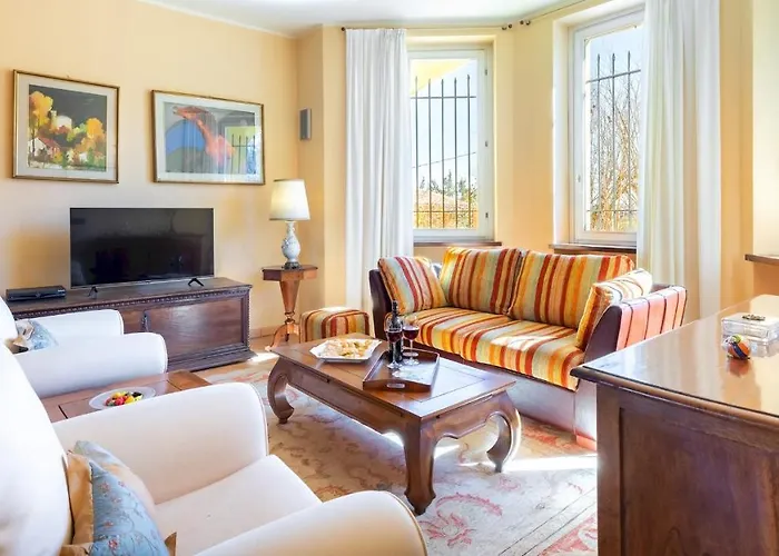 Villa Uvaspina 8, Emma