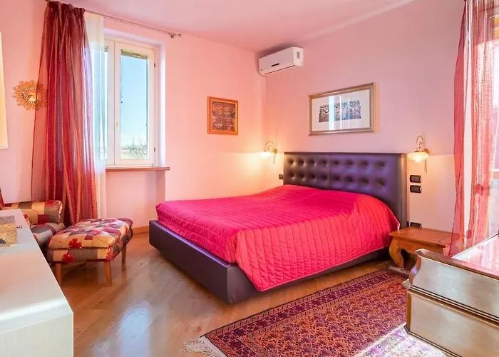 Uvaspina 8, Emma Villa *